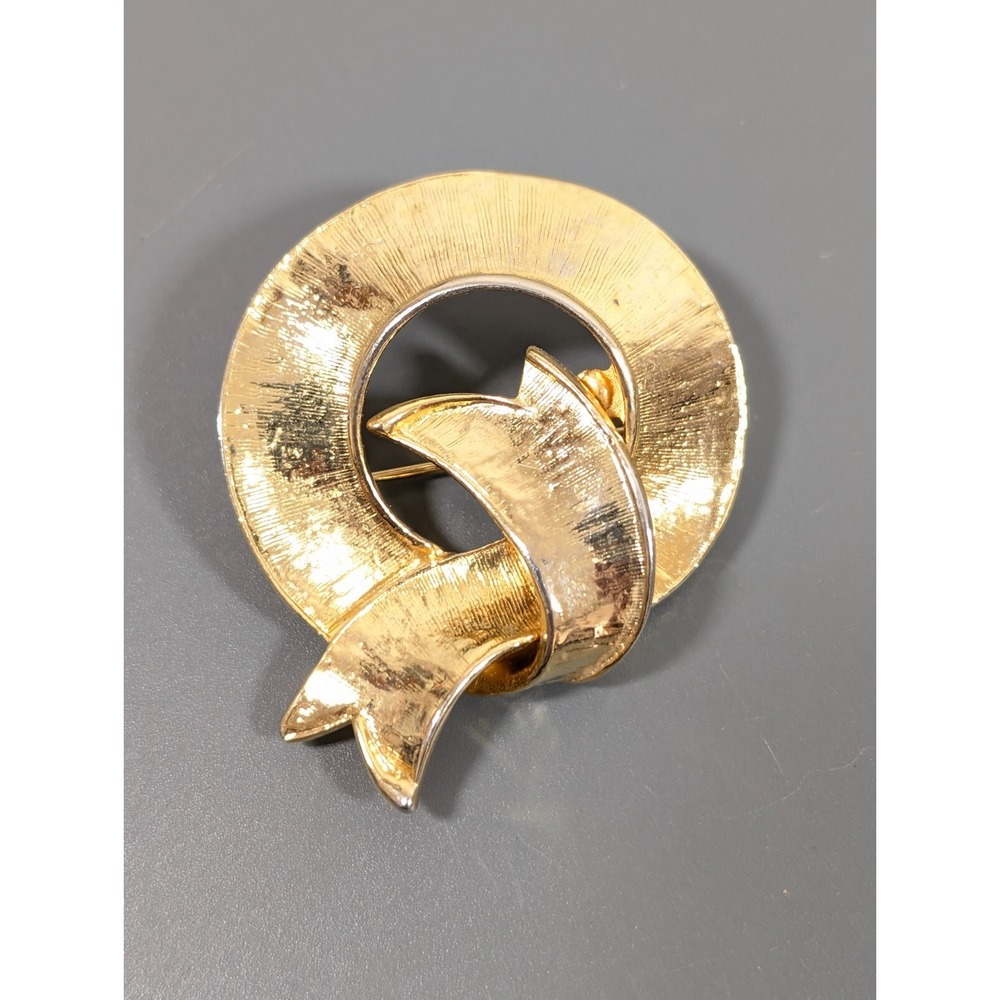 Vintage Gold Tone Brushed Texture Ribbon Wreath Round Brooch Pin MCM
